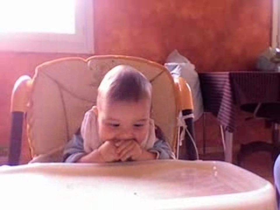 Martin mange un gateau