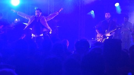 Les Mojo Factory Revival font leur entrée sur la scène