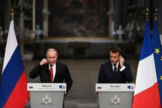 Emmanuel Macron et Vladimir Poutine au Château de Versailles