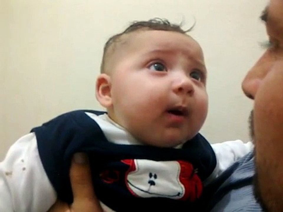 babasından fırça yiyen sevimli bebek