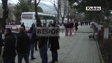 Report Tv - Protestuesit nisen nga rrethet