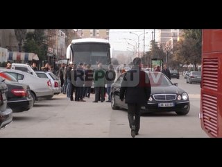 Report TV - Simpatizantët e PD nisen për protestën nga të gjitha rrethet