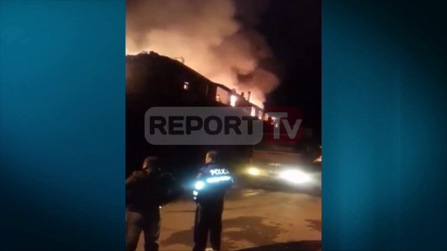 Report TV - Gramsh, përfshihet nga flakët kati i 3-të i një pallati, të lënduar