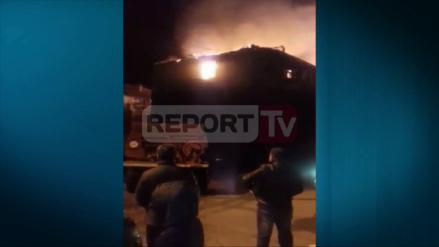Report TV - Gramsh, përfshihet nga flakët kati i 3-të i një pallati, të lënduar