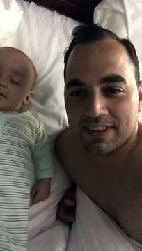 Le bébé dort profondément. Puis quand le papa lui murmure à l'oreille qu'il l'aime? La réaction du bébé vous fera assur