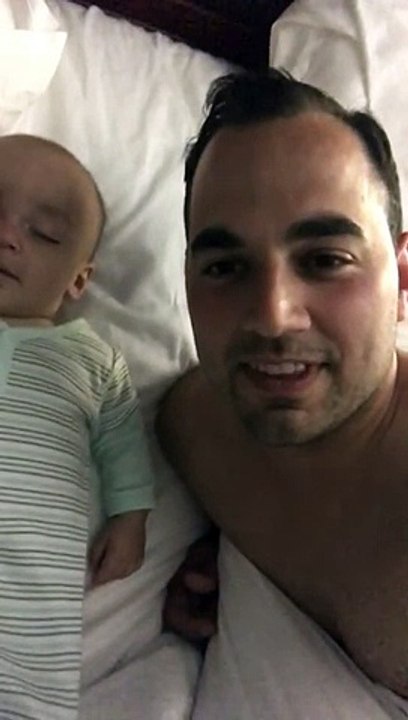 Le bébé dort profondément. Puis quand le papa lui murmure à l'oreille qu'il l'aime? La réaction du bébé vous fera assur
