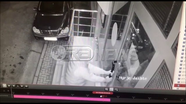 Dështon grabitja - Grabitësi thyen derën e bankës në Tiranë dhe largohet për 20 sekonda