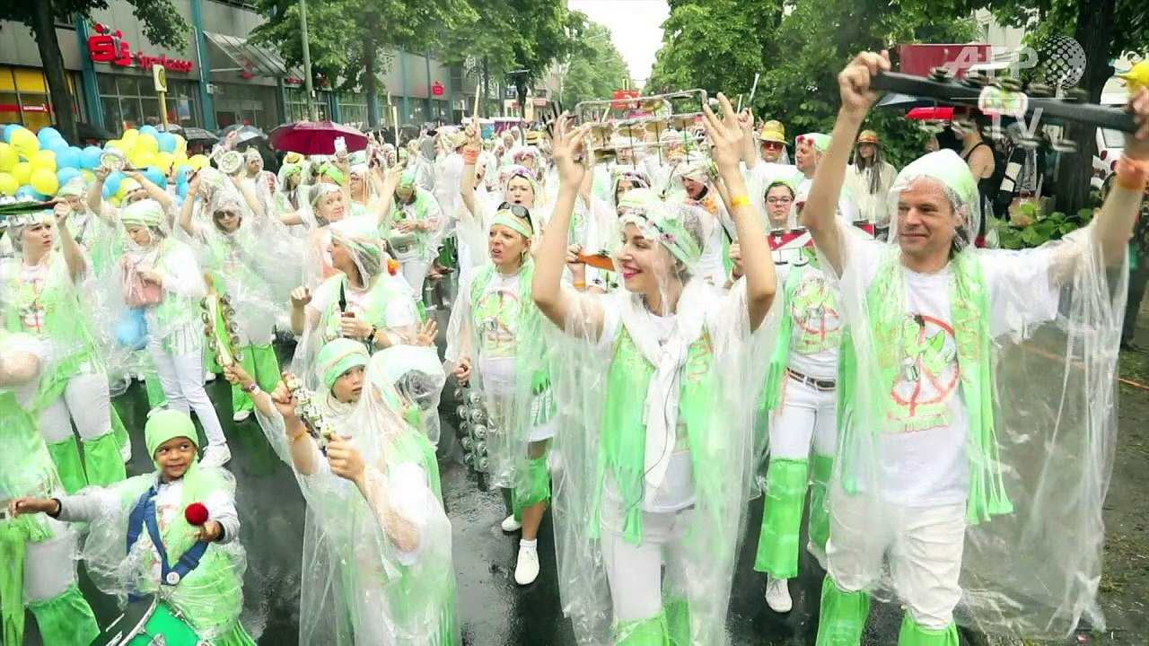 Karneval der Kulturen: Berlin tanzt bei Regen