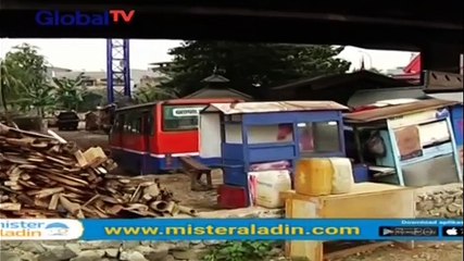 Puluhan Bangunan Liar Menjamur di Kolong Tol Pluit