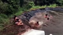 Ces 5 filles en bikini vont prendre très cher sur ce toboggan... FAIL