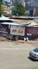 yiyecek bulmak için çöp karıştıran vatandaş