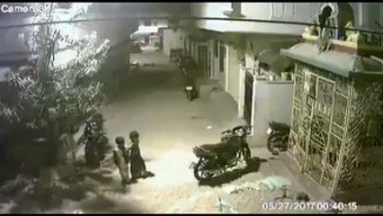 Cet enfant repousse des chiens errant qui tentaient de l'attaquer