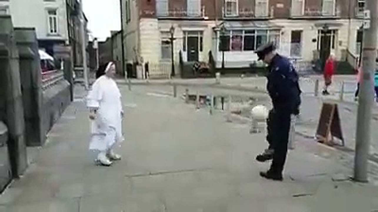 Ce policier s'amuse à faire des jongles avec une nonne.