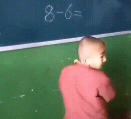 Quand un élève essaye d’aider son camarade sur une opération de mathématiques