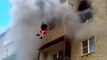 Une famille saute par la fenêtre pour échapper au flammes