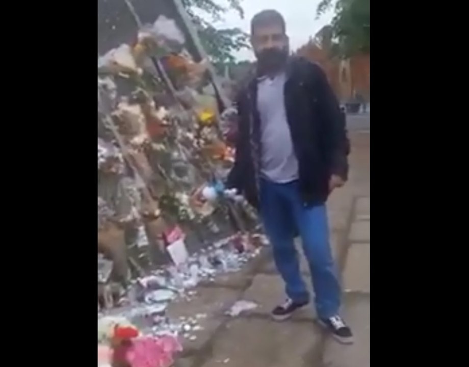 Un homme surpris en train de voler une peluche...