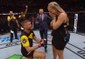 Le combattant MMA Alexander Gustafsson demande sa copine en mariage dans la cage après un combat.
