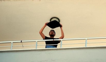 Üniversite öğrencisi cinnet geçirip evin eşyalarını balkondan attı