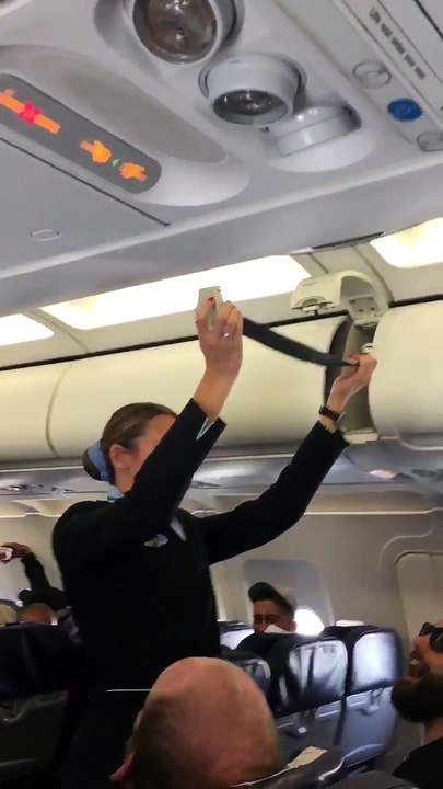 Les fans du PSG malmènent une hôtesse de l'air pendant les consignes de sécurité