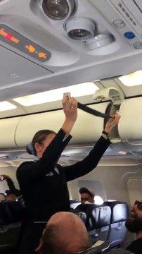 Les fans du PSG malmènent une hôtesse de l'air pendant les consignes de sécurité