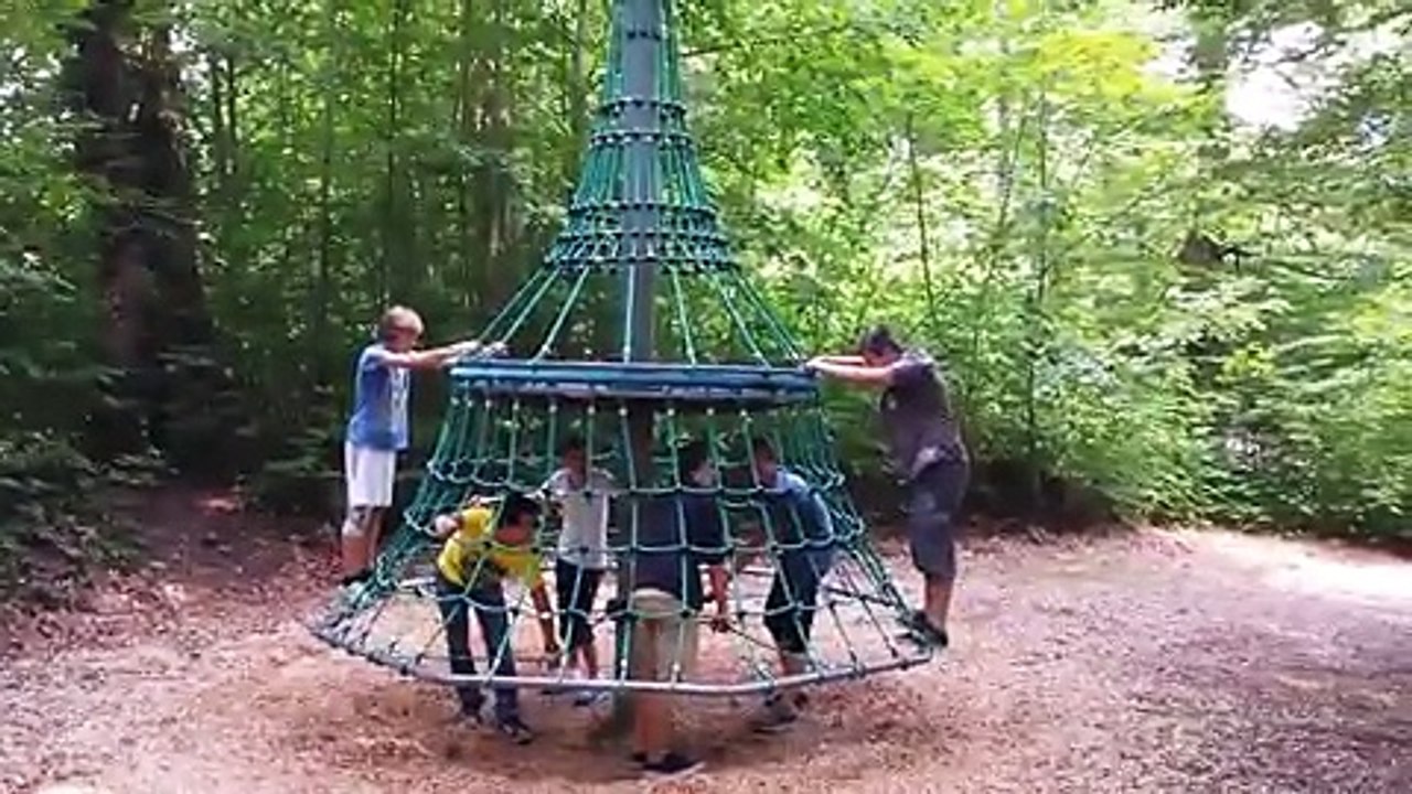 Des ados s'amusent sur une plateforme