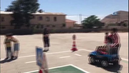 Derik'te Terör Mağduru Çocuklara Devlet Şefkati