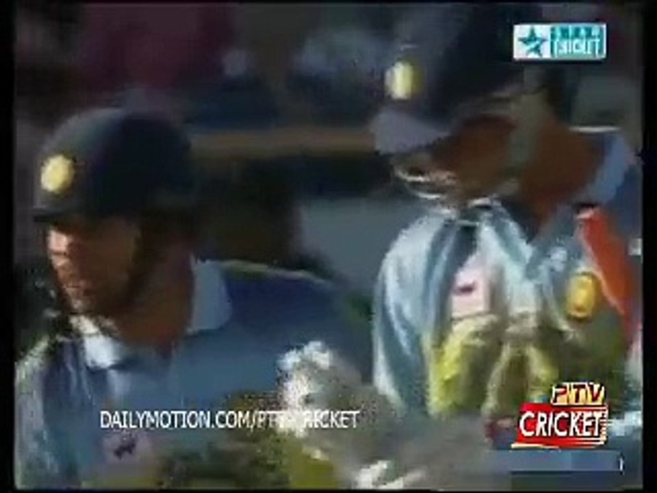 Wasim and Waqar destroy India at Perth  CUB Series 2000