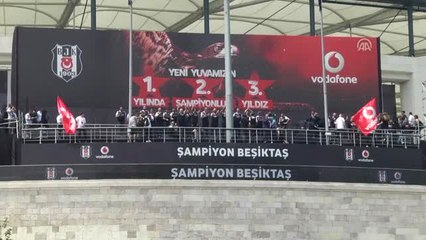 Beşiktaşlı Futbolcular Taraftarları Selamladı