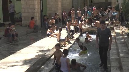 Oruç Tutan Vatandaşlar Serinlemek İçin Ağaç Gölgelerine ve Camilere Akın Etti