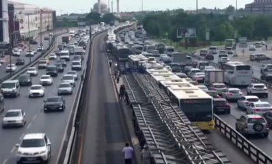 Metrobüs Arızası Uzun Kuyruklar Oluşturdu