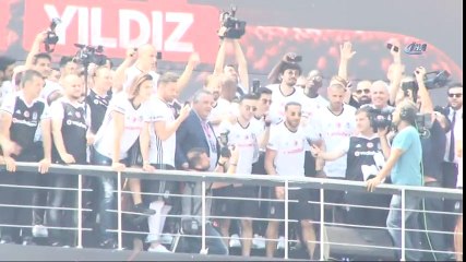 Beşiktaşlı Futbolcular Taraftarı Coşturdu