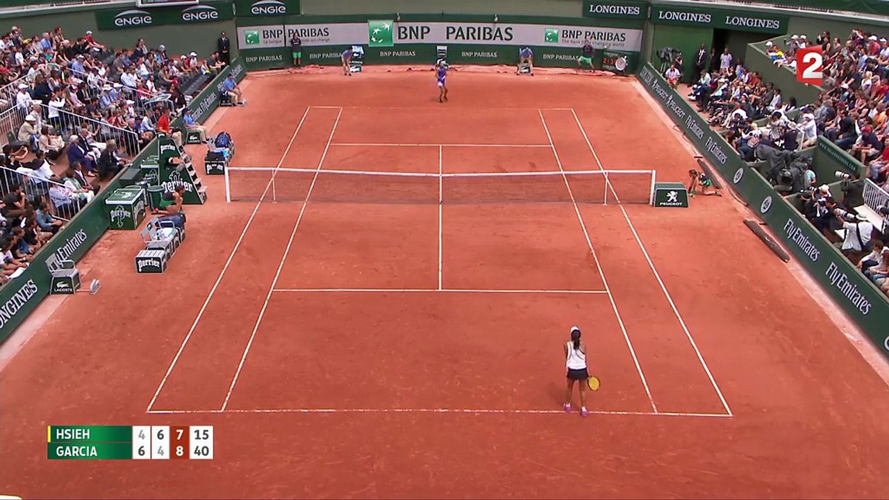 Roland-Garros : la balle de match et les larmes de joie de Caroline Garcia, qualifiée pour les 8es