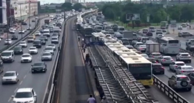 Metrobüs Arızası Yolcuları Perişan Etti! Uzun Kuyruklar Oluştu