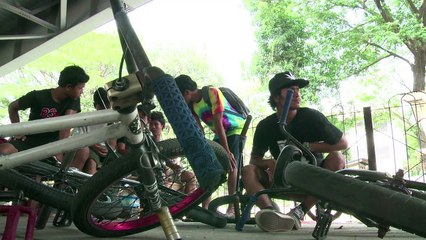 دراجات "بي ام اكس" هواية جديدة للشباب في بورما