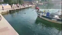 Un homme pêche au harponne un marlin dans le port de Saint Mandrier (Var)