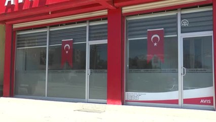 Şehitler Için Iş Yerlerine Bayrak Astılar