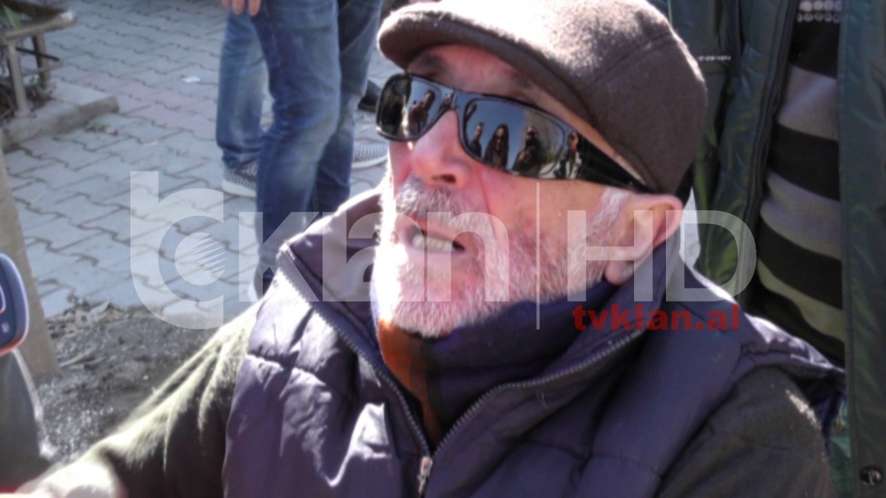 Grevistët e urisë në Zharrëz nisën marshimin drejt Tiranës