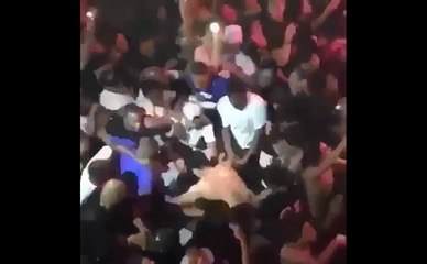 Un rappeur se fait frapper par ses fans.