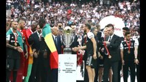 Şampiyon Beşiktaş Kupasını Aldı
