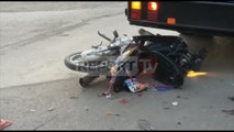 Report TV - Fier, përplaset me autobusin plagoset drejtuesi i motoçikletës