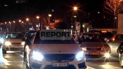 Report TV - Çadra e PD në Bulevard paralizon trafikun në Tiranë