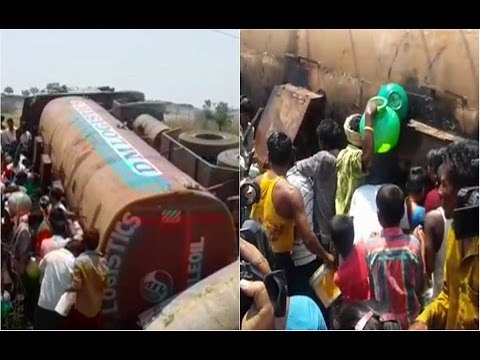 Lorry Carrying Cooking Oil Toppled, People Busy Collecting Oil In Their Vessels at Kalaburagi