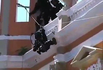 Militar de una alta unidad se accidenta intentando bajar por la soga sin control