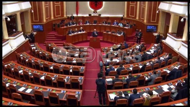 Ora News – Rama në Kuvend: Ju tregoj ku dallohet çadra jonë me çadrën e opozitës sot