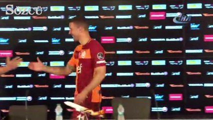 Podolski’ye basın mensuplarından pasta