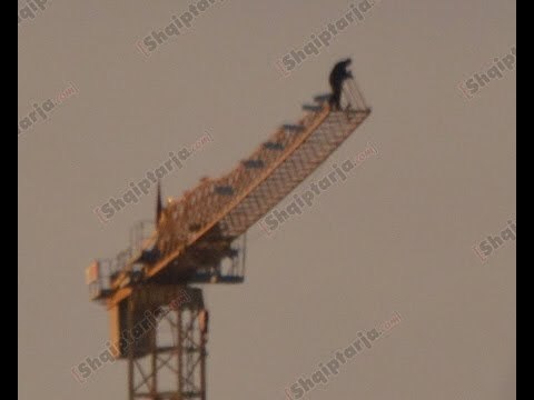 Report TV - Tiranë, një person kërcënon se do hidhet nga vinçi i një pallati