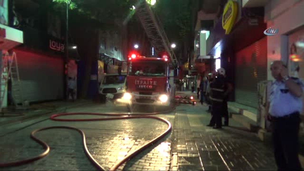 Reklam Tabelalarındaki Kısa Devre Yangına Yol Açtı