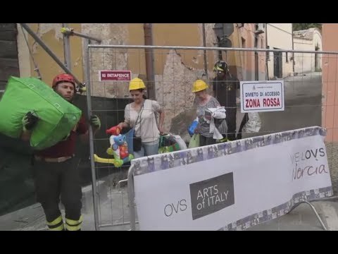 Norcia (PG) - Terremoto, recupero beni in Via Micca (03.06.17)