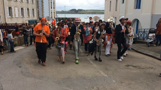 Les fanfares à l'unisson