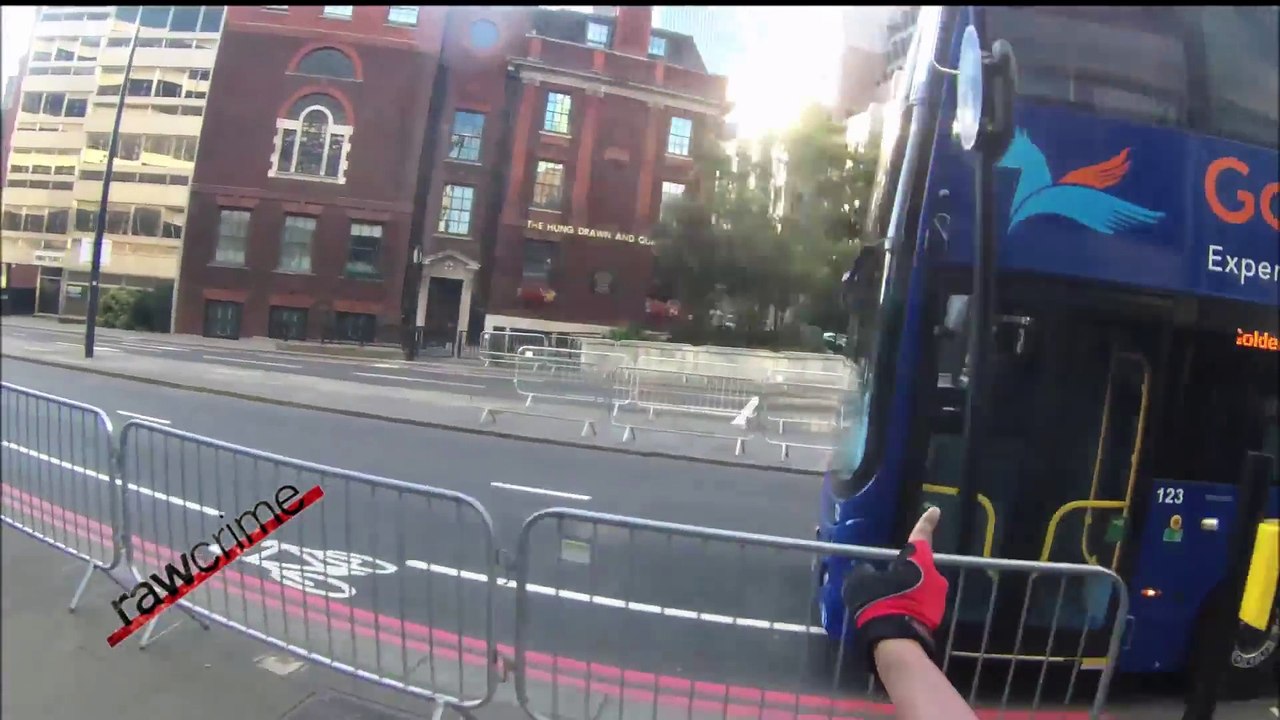 Road rage à Londres entre un cycliste et un bus